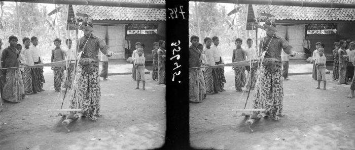 COLLECTIE TROPENMUSEUM Demonstratie van het weven van kokosband te Nanggulan TMnr 10012488