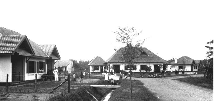 File:COLLECTIE TROPENMUSEUM Huizen in Sidodadi TMnr 60016292.jpg