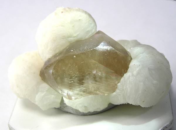 File:Calcite-Gyrolite-119718.jpg