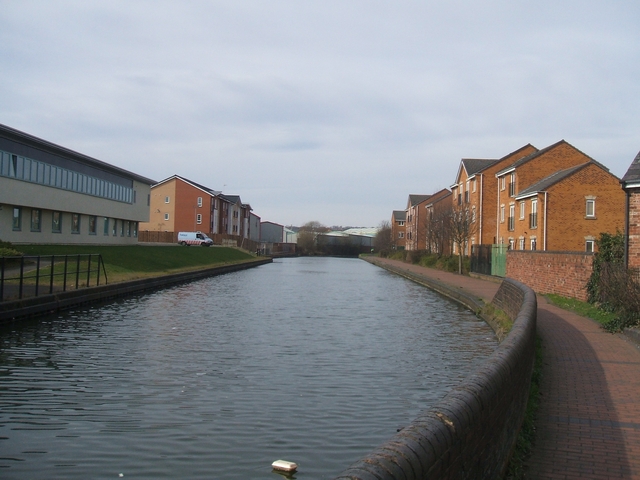 File:Canalside Development in Tipton - geograph.org.uk - 363125.jpg