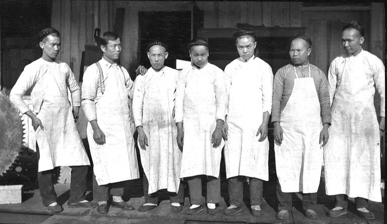 File:Chinese cooks possibly at a mill, circa 1910 (INDOCC 1588).jpg