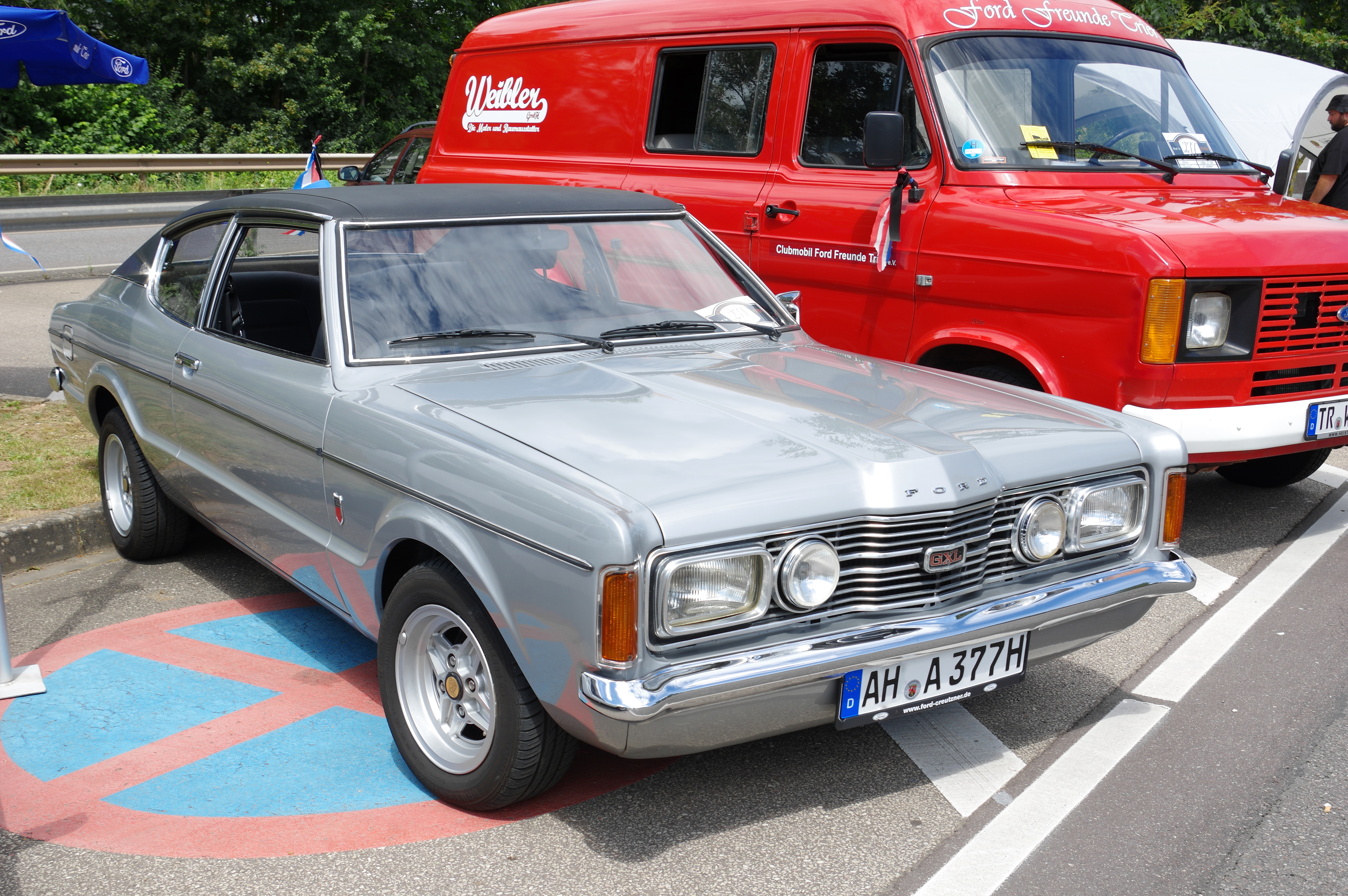 Une Voiture Rouge Et Orange Avec Le Mot Ford Sur Le Côté.