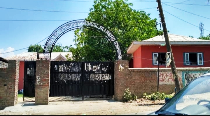 File:Gate of GBHSS Ichgam.jpg