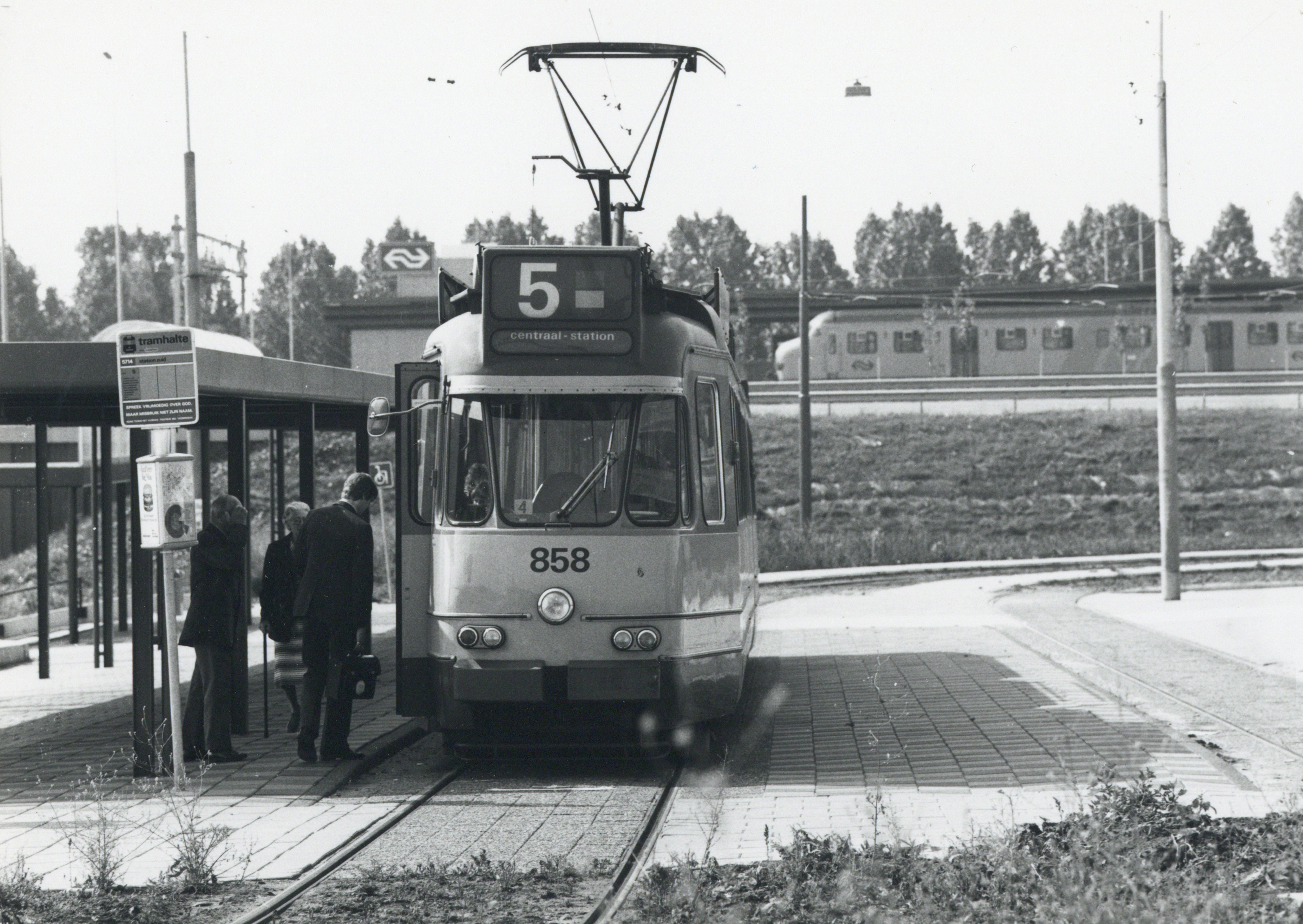 Bestand:HUA-170834-Afbeelding van tram nr 858 van het GVB als lijn 5 bij de bij het NS station Zuid te Amsterdam.jpg - Wikipedia