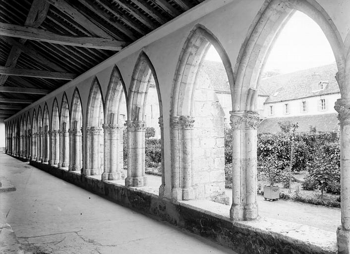 File:Hopital général - Galerie du cloitre, extérieur - Provins - Médiathèque de l'architecture et du patrimoine - APMH00035918.jpg