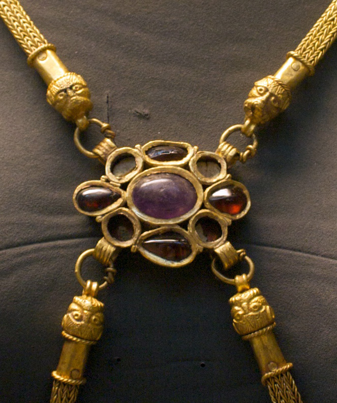Bail (jewelry) - Wikipedia