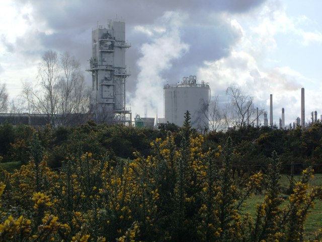 File:Industrial Area looking towards Fawley. - geograph.org.uk - 381148.jpg