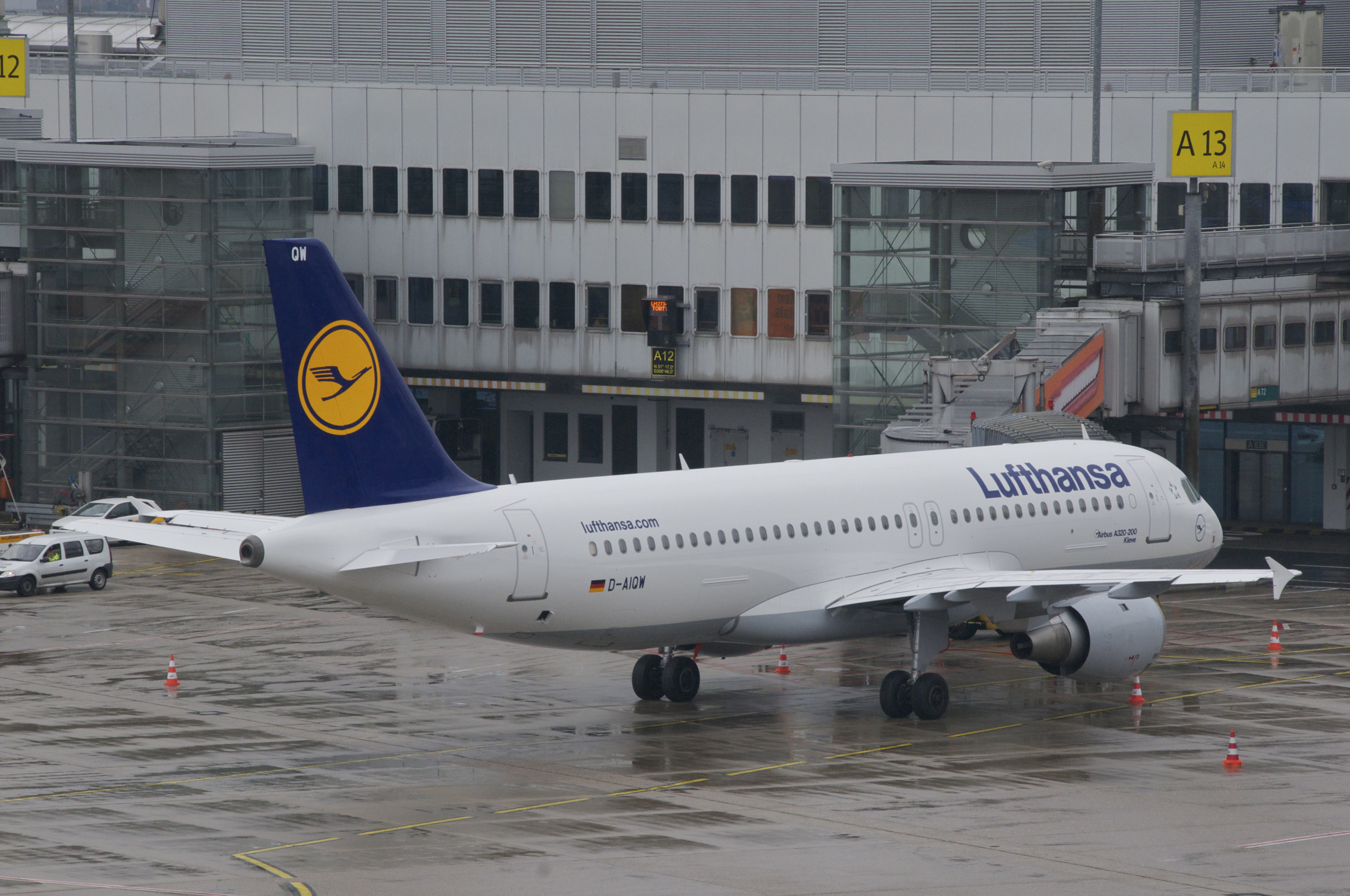 Рейсы lufthansa. D-AIQS a320. Рейс Люфтганза. Самолет Lufthansa. Lufthansa lh613.