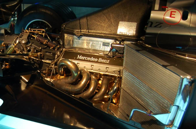 File:Mercedes-Benz FO110J engine.jpg