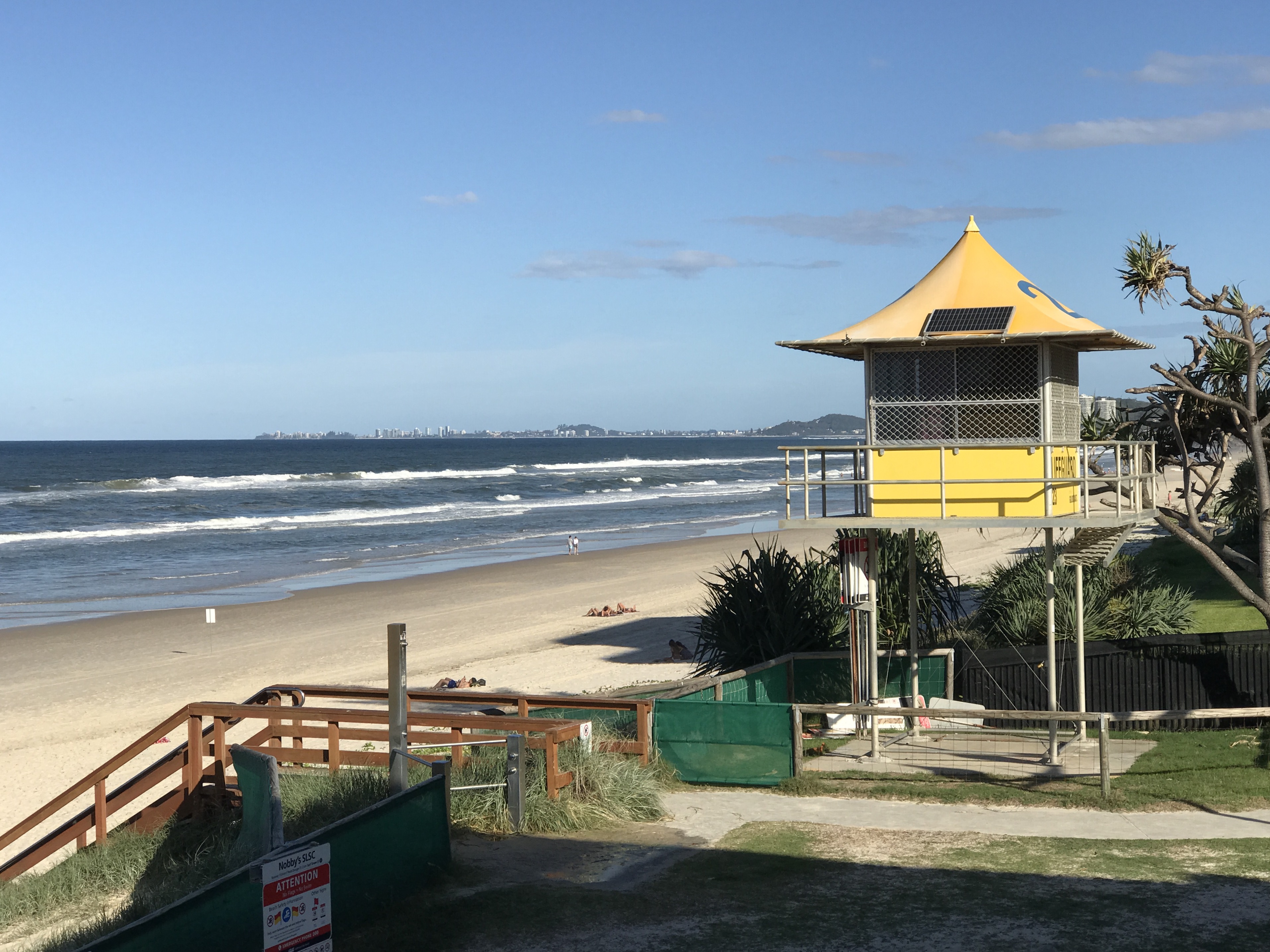 https://upload.wikimedia.org/wikipedia/commons/2/26/Mermaid_Beach%2C_opposite_Nobby%27s_Beach_Surf_Life_Saving_Club%2C_Queensland_4.jpg