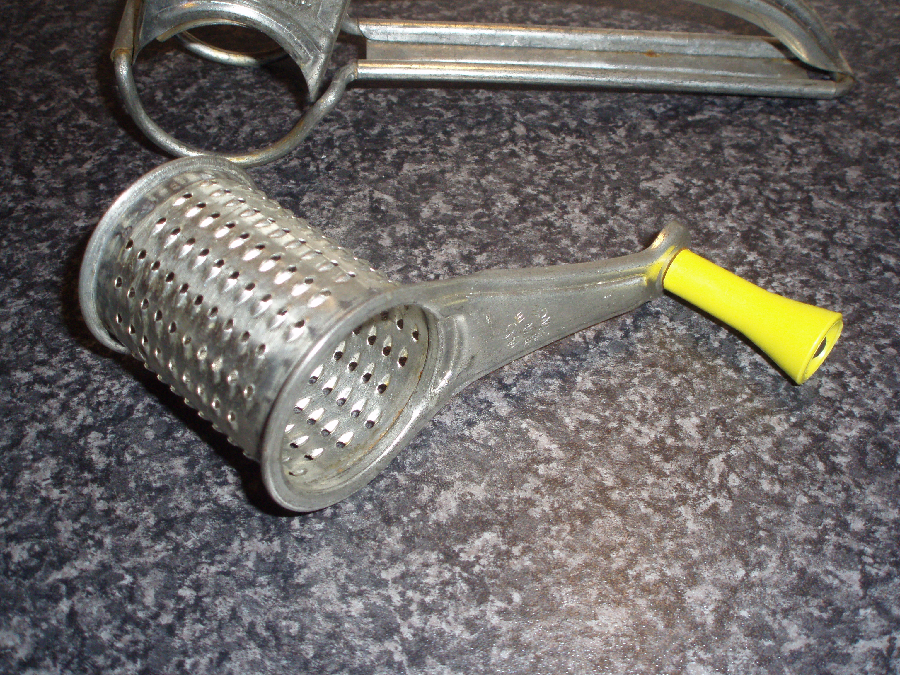 https://upload.wikimedia.org/wikipedia/commons/2/26/Mouligrater_graterbarrel.JPG