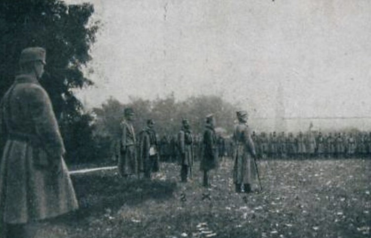 File:Nadporočnik Korent po tretji soški bitki bere preveden nagovor polku v slovenskem jeziku.jpg