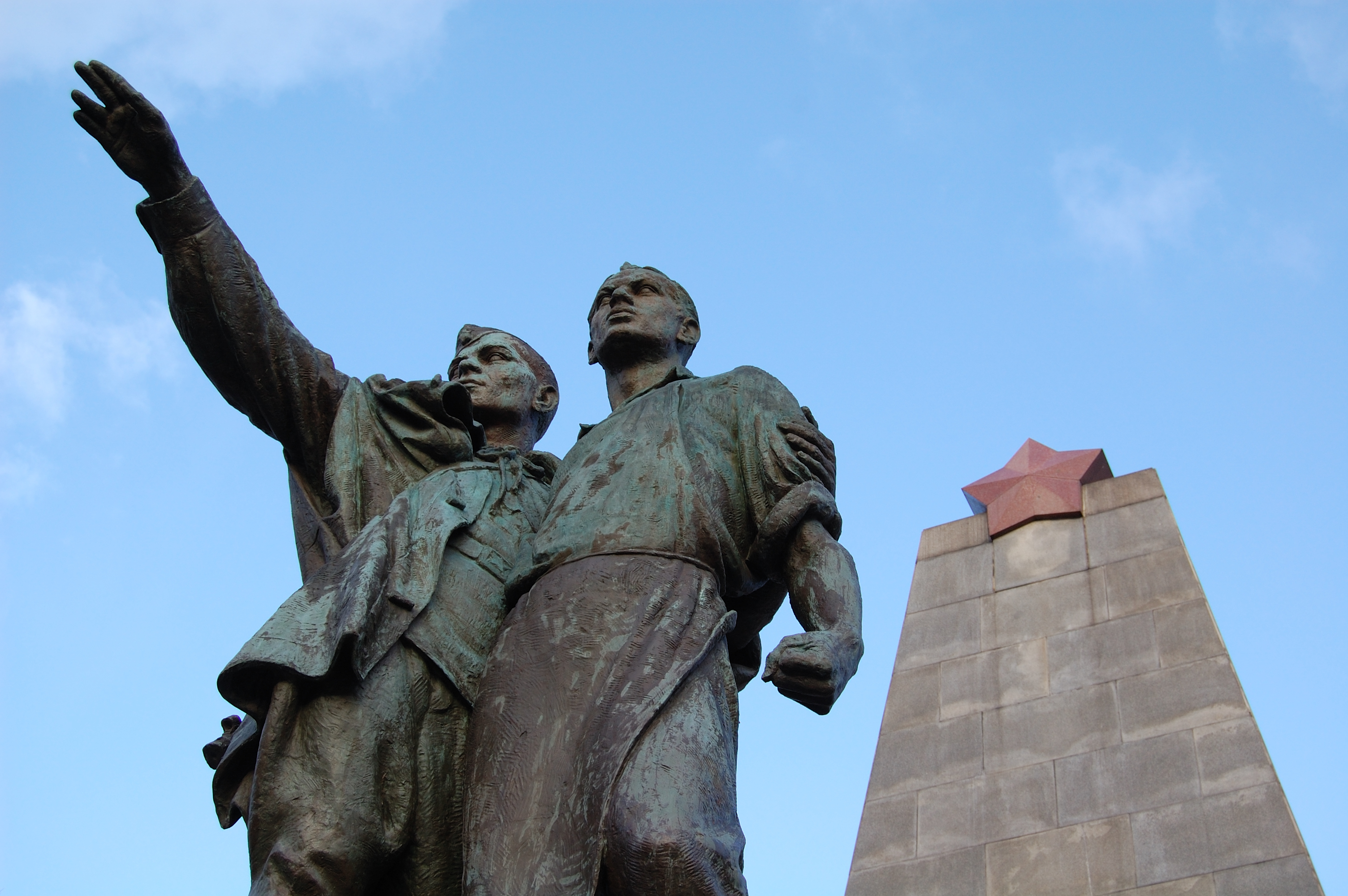 Памятники советским воинам. Памятники советским воинам в Чехии. Мемориал воинам Советской армии в Чехии. Памятник воинам красной армии Чехия. Острава Чехия памятник советским воинам.