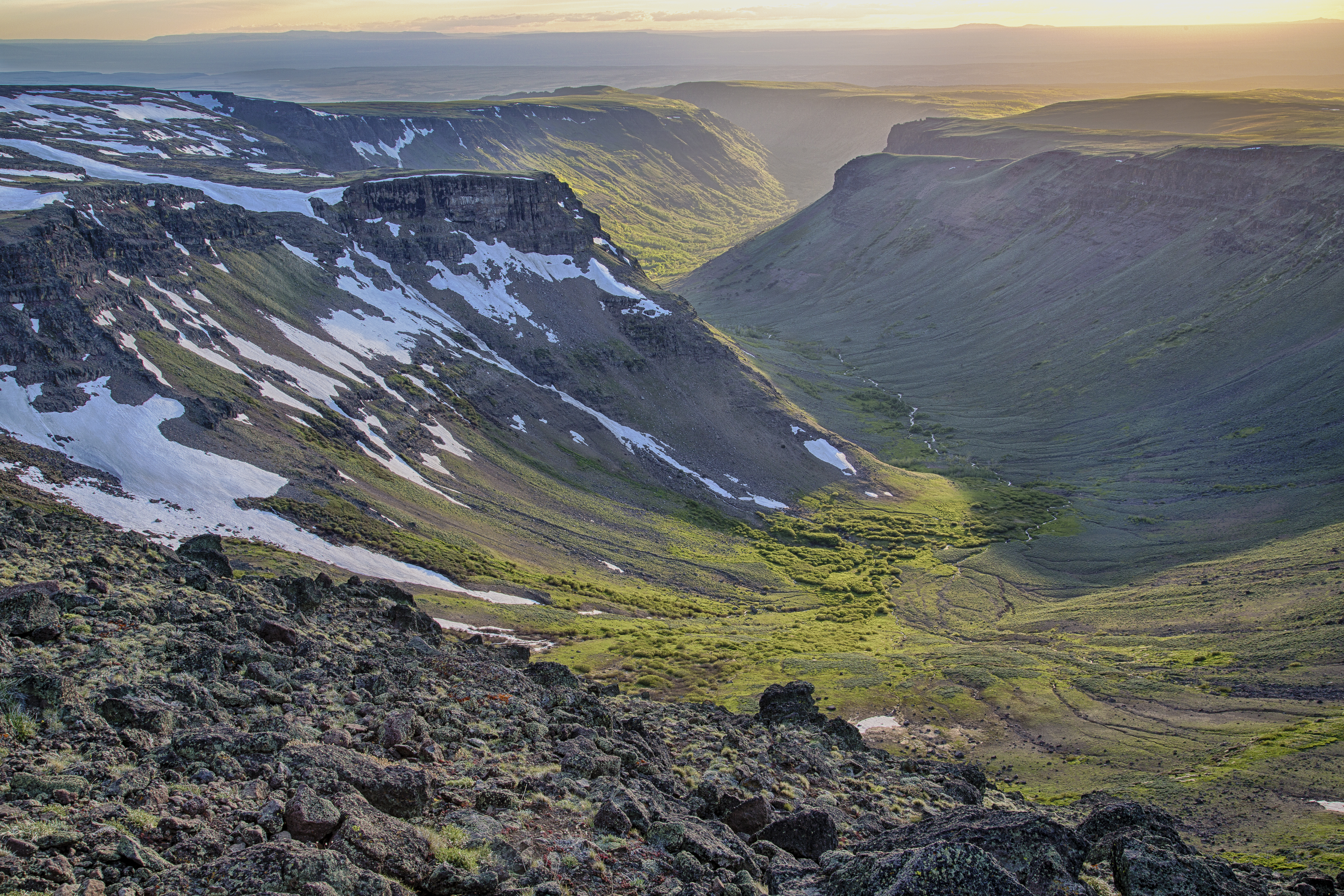 24 mountains. Горы Блу Маунтинс Орегон. Моренные гряды. Моренные холмы. Моренный рельеф в долине реки.