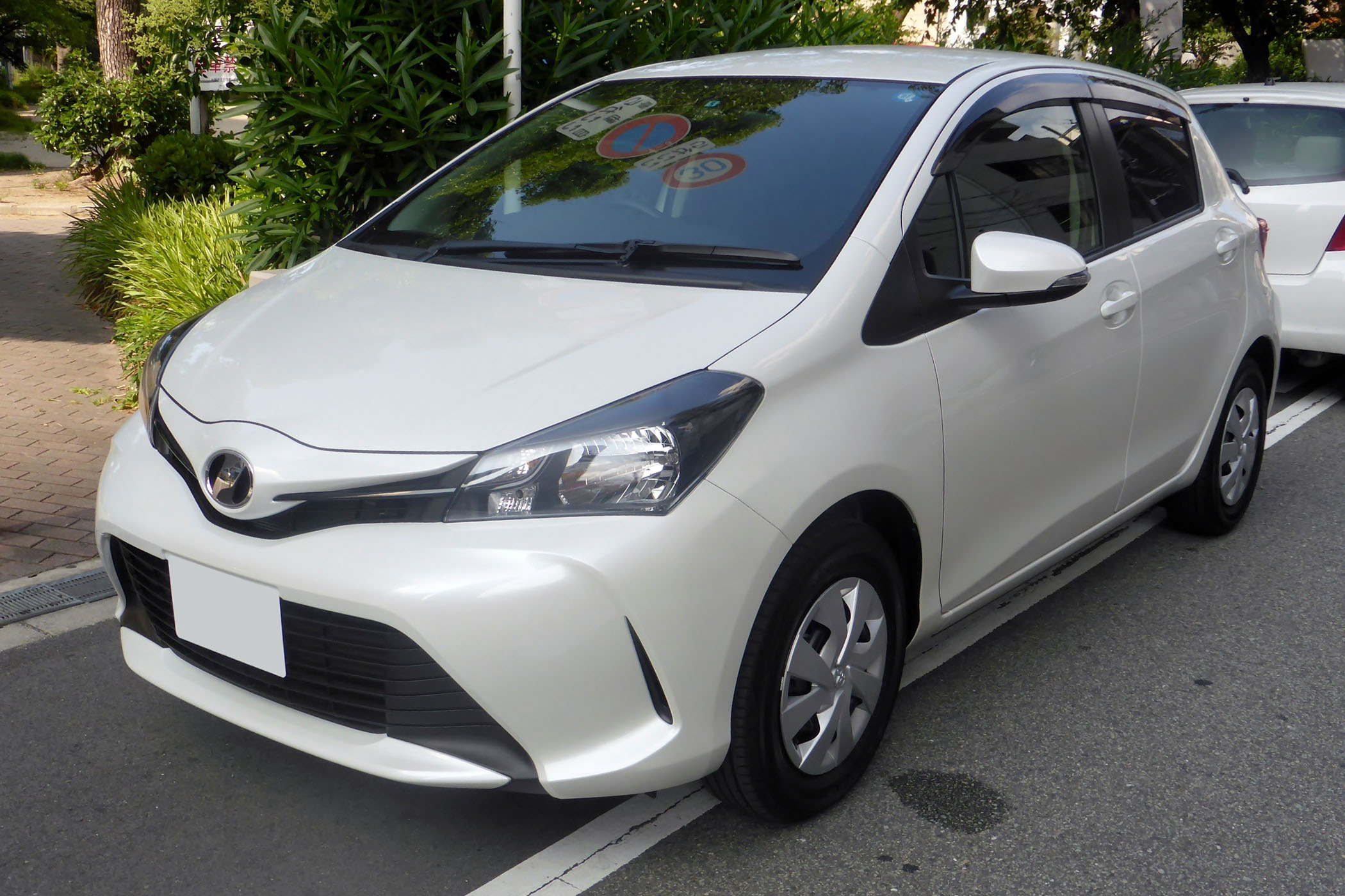 ファイル:Toyota Vitz 1.3F (XP130) front.JPG - Wikipedia