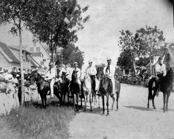 File:Tropenmuseum Royal Tropical Institute Objectnumber 60006582 Jockeys te paard tijdens de wedstrijd.jpg