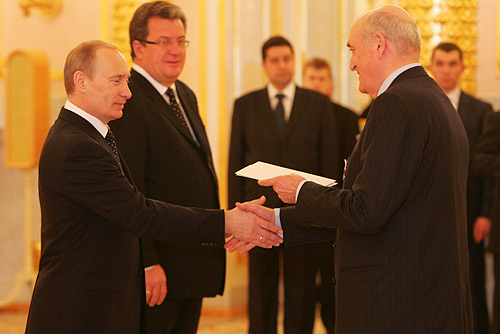 File:Vladimir Putin with Gianfranco Facco-Bonetti.jpg