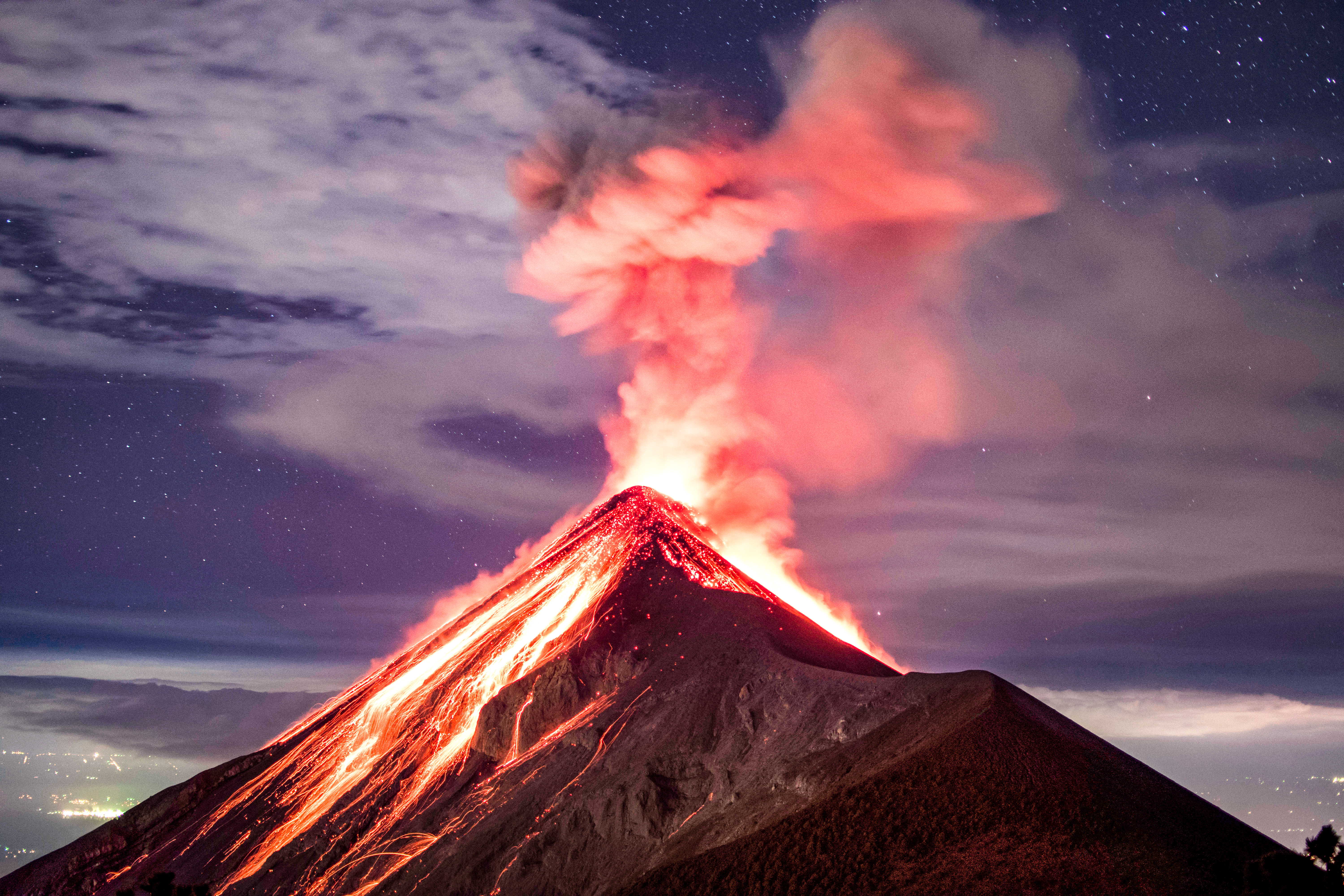 Вулкан фото. Вулкан дель Фуэго. Ключевская сопка извержение 2020. Гватемала вулкан. Вулкан дель Фуэго подводный.