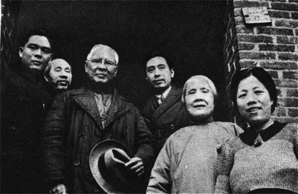 File:Zhou Enlai, Dong biwu, Deng Yingchao, Situ Meitang & others.jpg