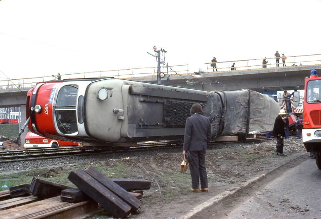 065R04311279 Strassenbahn, Unfall bei der Abfahrt von der Ersatzbrücke, Hal...