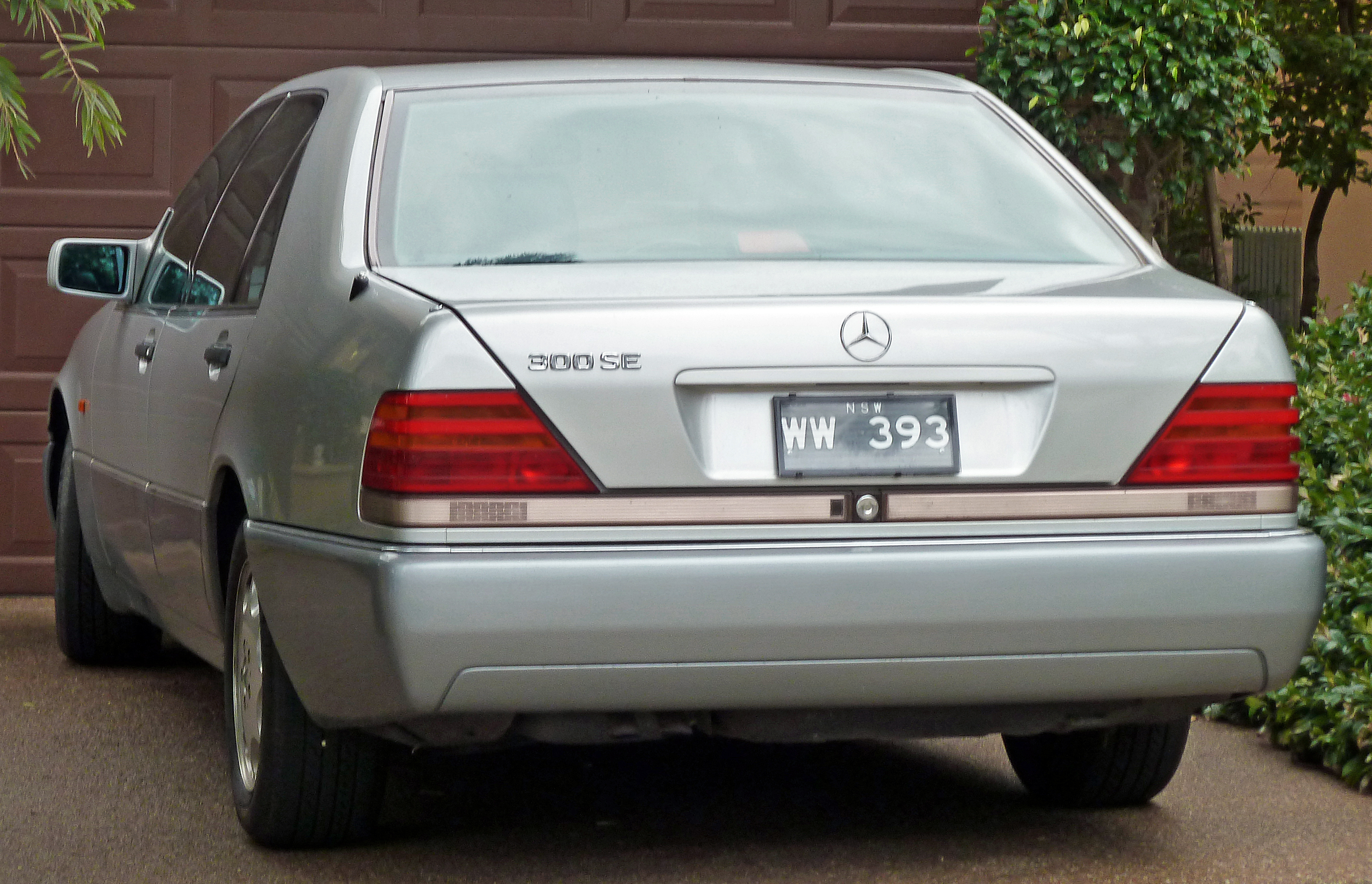 ファイル:1992 Mercedes-Benz 300 SE (W 140) sedan (2010-07-05).jpg