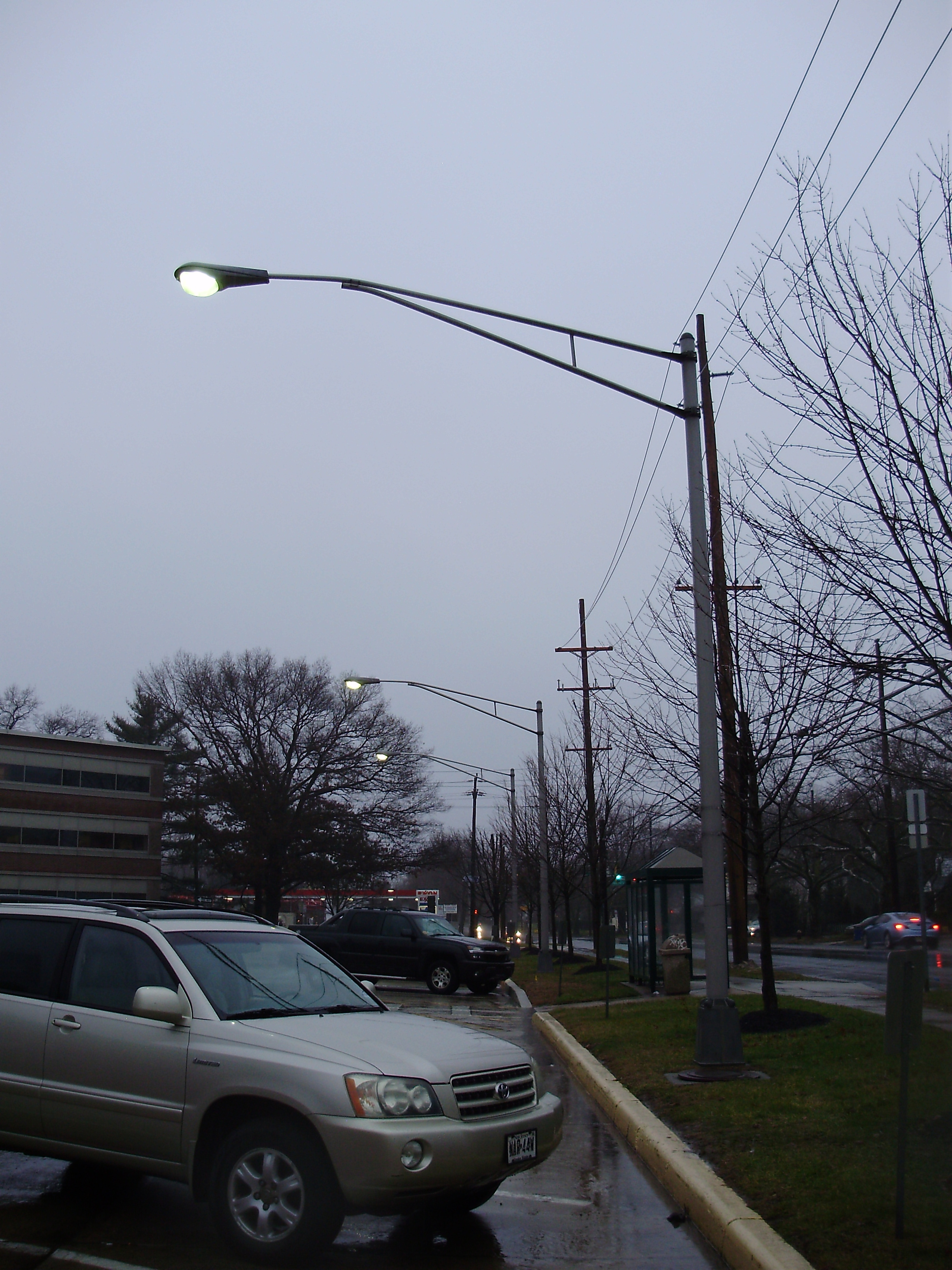 File:2014-12-20 15 47 07 Mercury vapor street lights active during the day at the New Jersey Department of Transportation Headquarters along Parkway Avenue (Mercer County Route 634) in Ewing, New Jersey.JPG - Wikimedia Commons