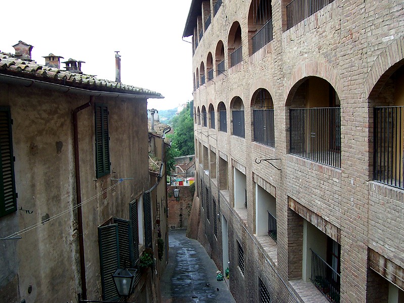 File:578SienaVicoloTiratoio.JPG