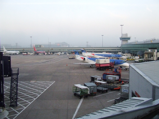 File:Airside at Manchester - geograph.org.uk - 393993.jpg