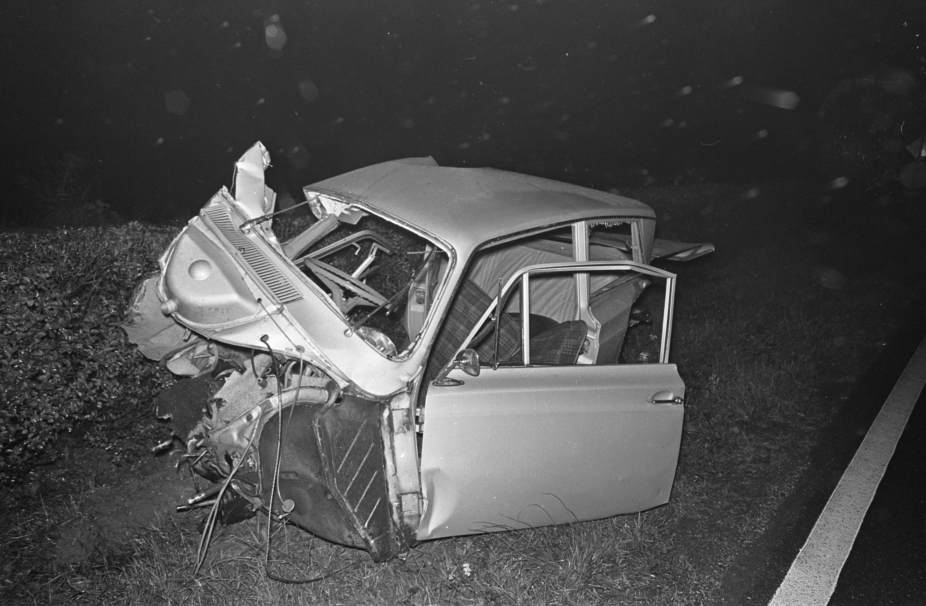 Oriëntatiepunt noodsituatie Londen File:Auto-ongeluk bij Muiden, 3 doden. Een stuk auto (Cortina) waarvan de  motor 200m , Bestanddeelnr 920-7148.jpg - Wikimedia Commons