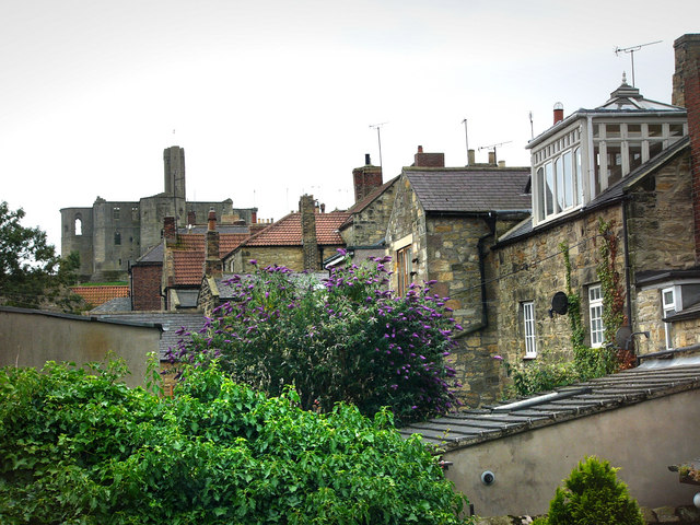 File:Behind the houses, Warkworth - geograph.org.uk - 931267.jpg