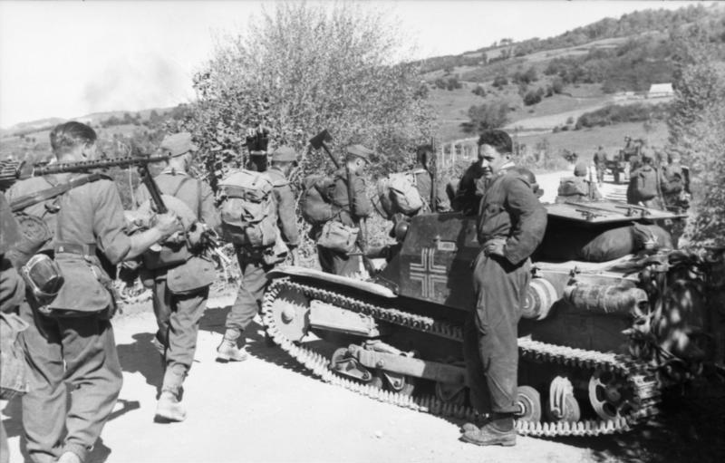 File:Bundesarchiv Bild 101I-203-1691-20, Albanien, deutsche Soldaten, italienischer Panzer.jpg