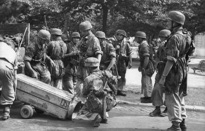 File:Bundesarchiv Bild 101I-304-0634-07, Italien, Gruppe Fallschirmjäger in Ortschaft.jpg