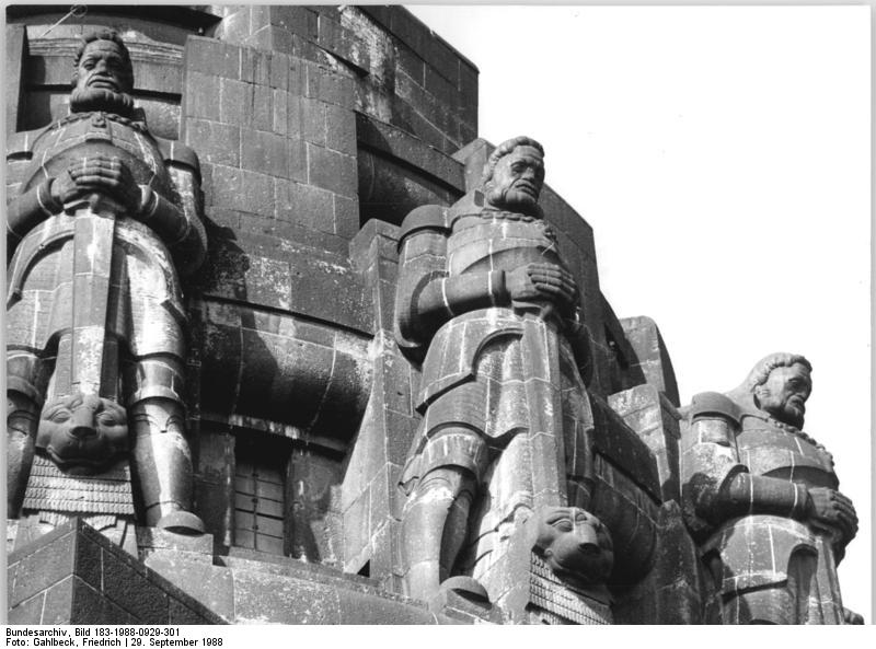 File:Bundesarchiv Bild 183-1988-0929-301, Leipzig, Völkerschlachtdenkmal, Wächterfiguren.jpg