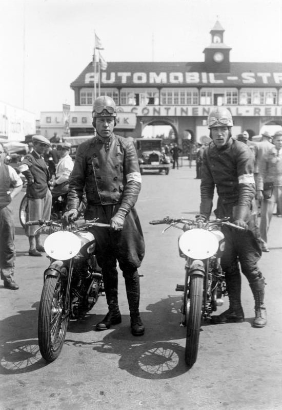 Die AVUS (Automobil-Verkehrs- und Übungsstraße) die erste ausschließliche Autostraße und erste Autobahn der Welt Bundesarchiv_Bild_183-2007-0625-500%2C_Motorradrennen%2C_Avus%2C_Berlin