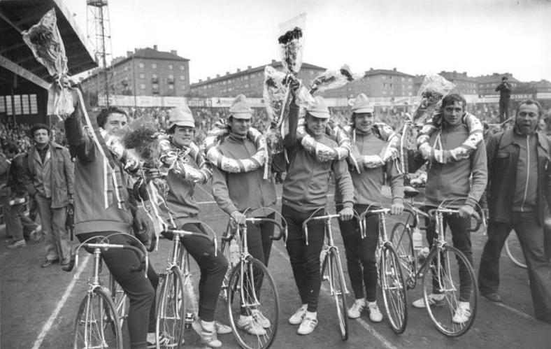 File:Bundesarchiv Bild 183-S0522-0008, Prag, Friedensfahrt, DDR-Mannschaft.jpg