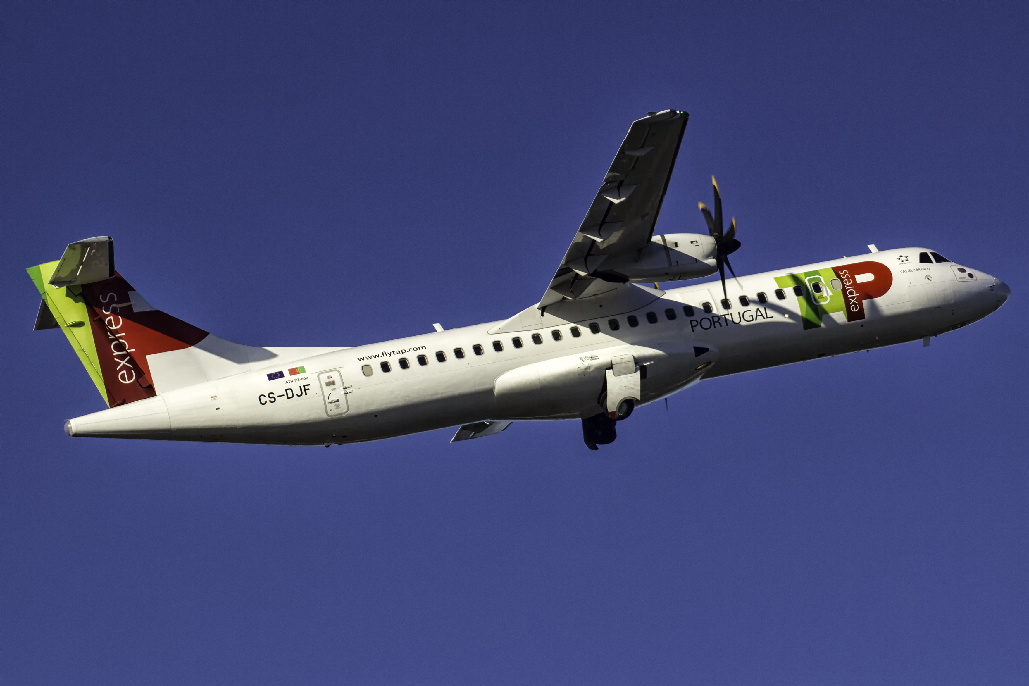 File:CS-DJF ATR 72 TAP Express  - Wikimedia Commons