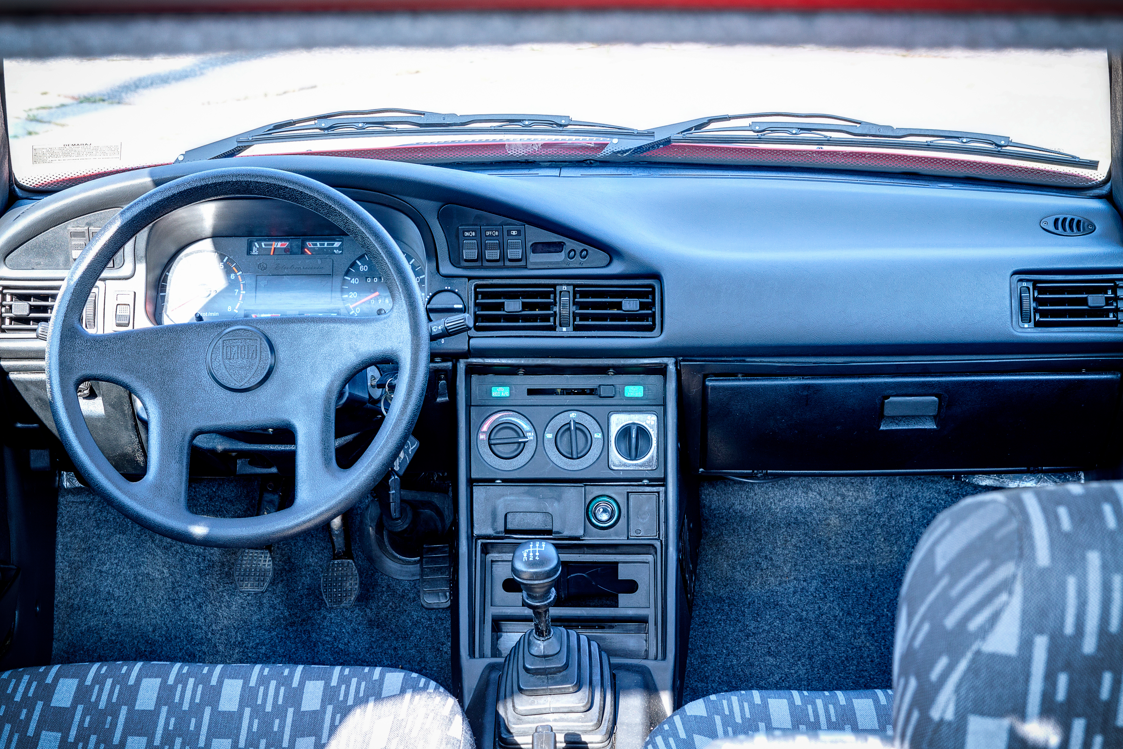 https://upload.wikimedia.org/wikipedia/commons/2/27/Dacia_Nova_GT_Interior.jpg