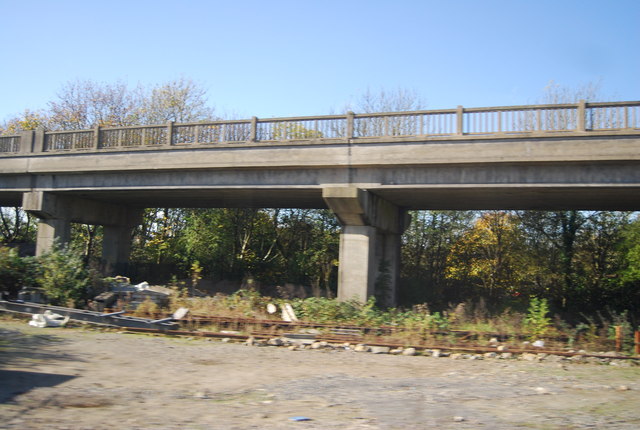 File:Elevated railway, Bletchley - geograph.org.uk - 4348746.jpg