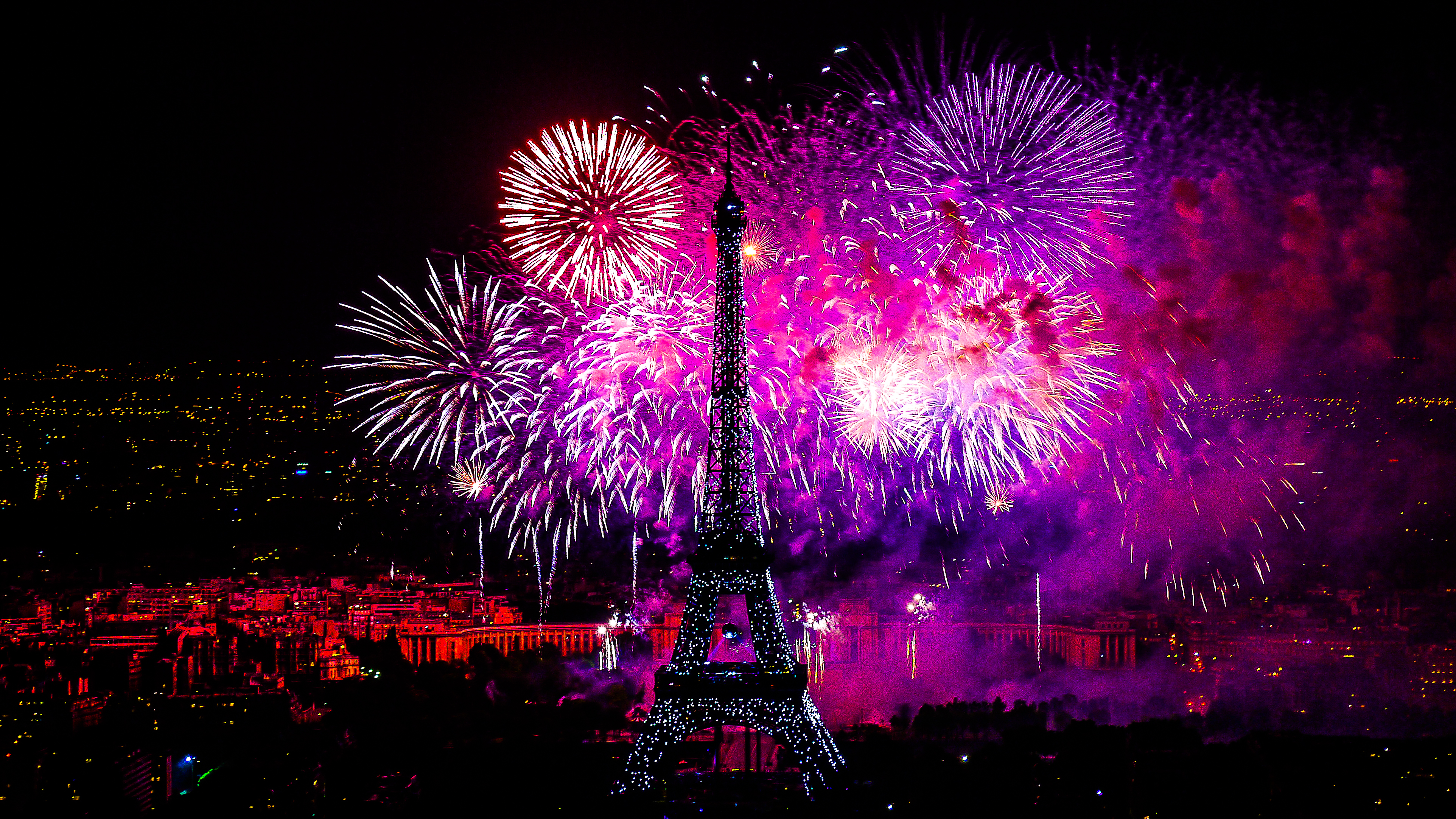 Франция Париж Эйфелева башня салют