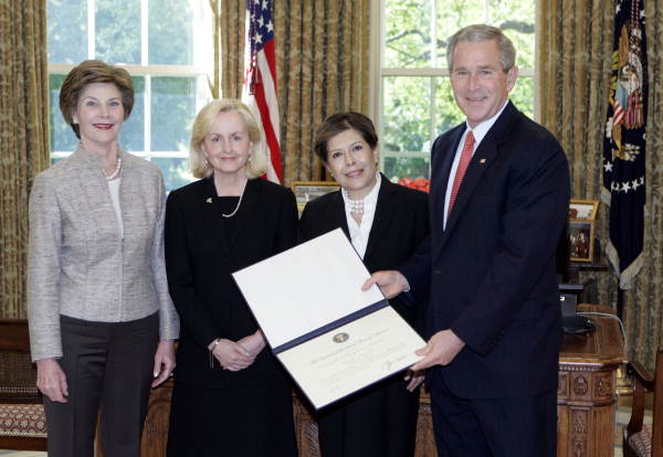 File:Florida's First Lady Columba Bush and Mission San Luis Executive Director Bonnie McEwan accepting the 2006 Preserve America Presidential Award at the White House.jpg