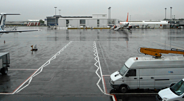 File:Glasgow Airport - geograph.org.uk - 4484577.jpg