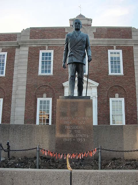 File:Harry S. Truman statue -Independence, Jackson County, Missouri,  USA-18Jan2009.jpg - Wikimedia Commons
