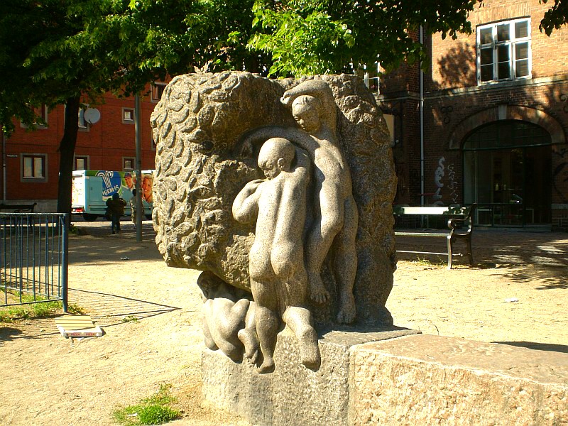 File:Kai Nielsen statue, Blågårds Plads.jpg - Wikimedia Commons