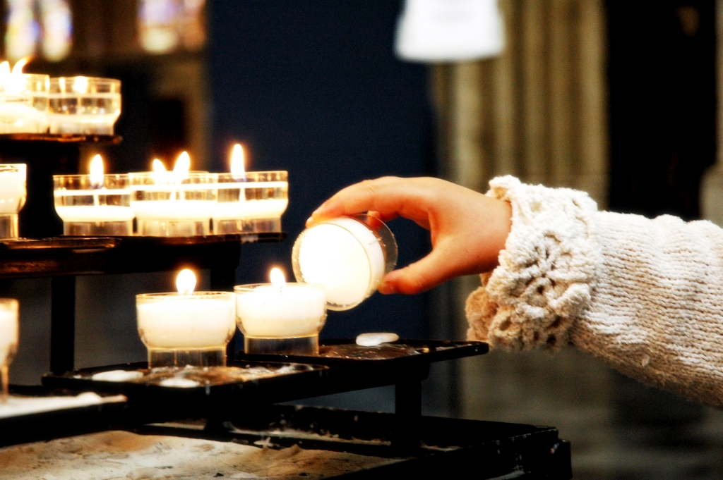 Enciendes velas aromáticas en casa? Una experta revela qué riesgos tienen