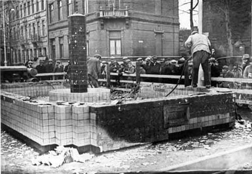 File:Maastricht, Mariamonument, sloop fontein, 1932 (1).jpg