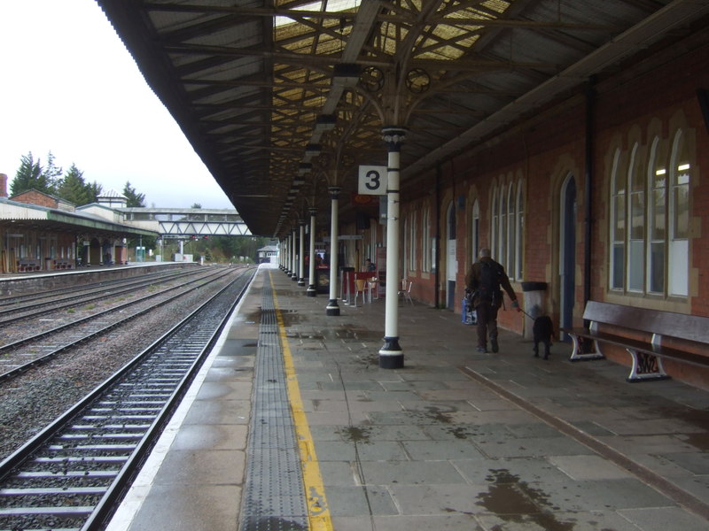 File:Platform 3, Hereford Railway Station - geograph.org.uk - 6116133.jpg