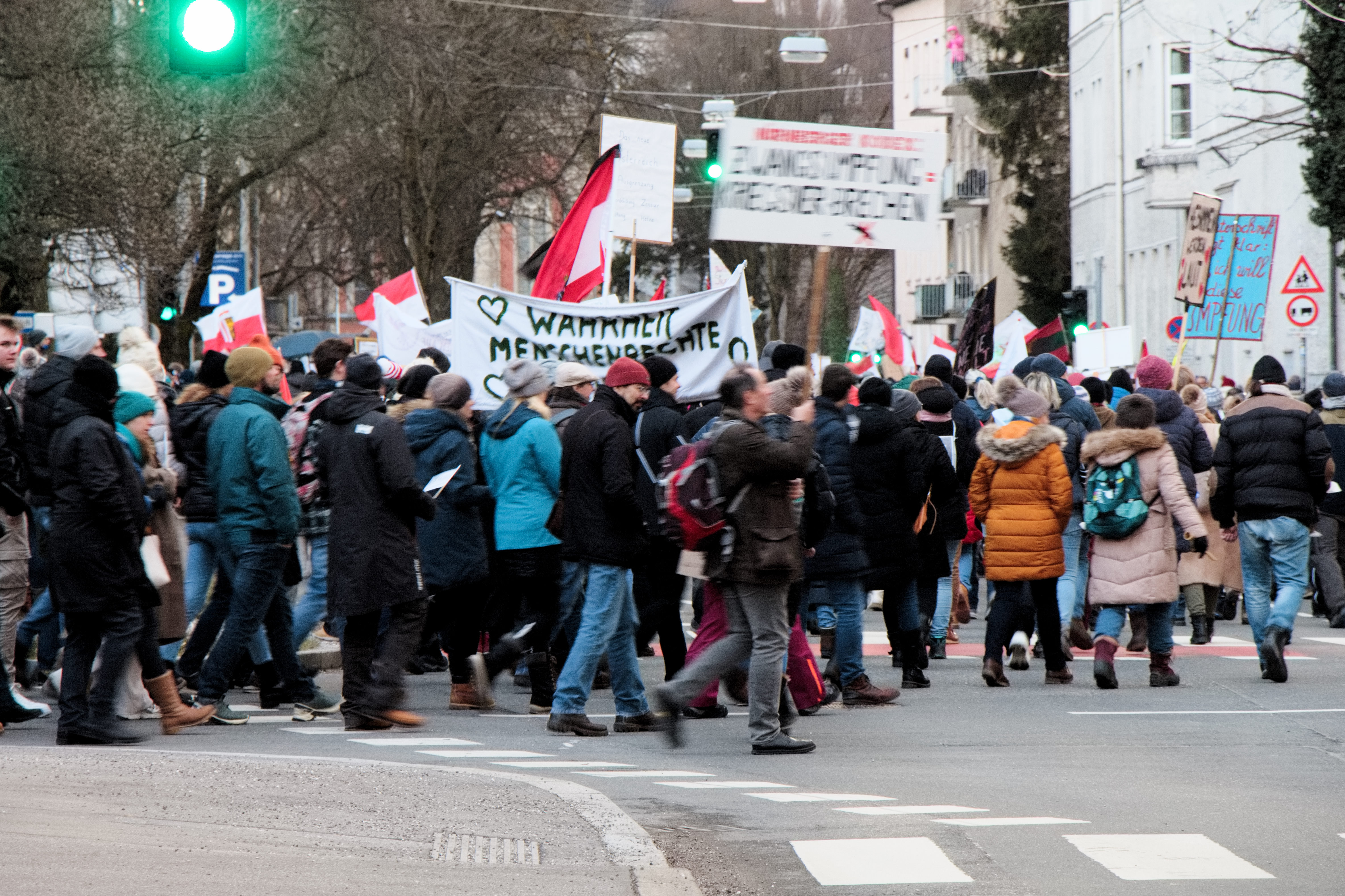 Предъявить инициативу. Митинг. Массовые протесты в России. Митинги в Швеции. Политический митинг.