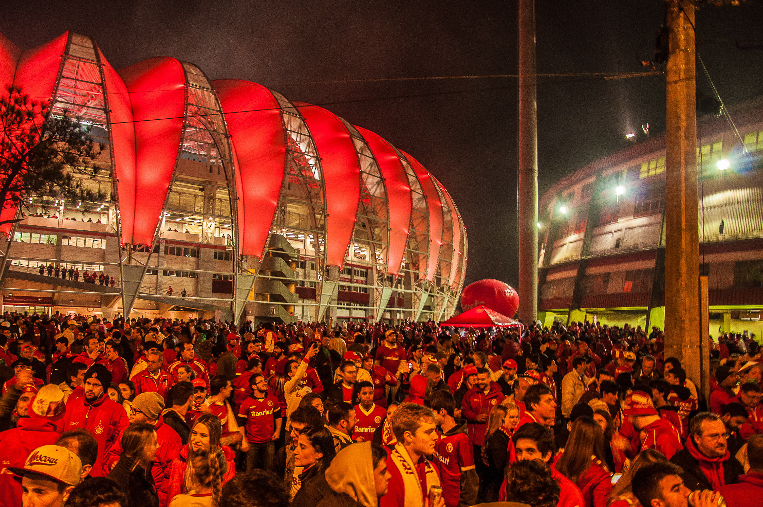 File:Torcida do inter antes do jogo pela copa libertadores da America  fazendo a festa em torno do estadio beira rio em porto alegre 08.jpg -  Wikipedia