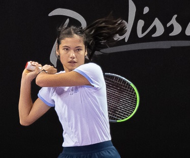 Aos 19 anos, Emma Raducanu é eleita revelação do ano pela WTA, tênis