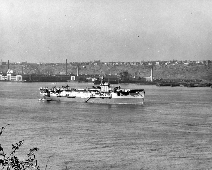 File:USS Croatan (CVE-25) anchored in the Hudson River, off New York City (USA), in October 1945 (NH 105559).jpg